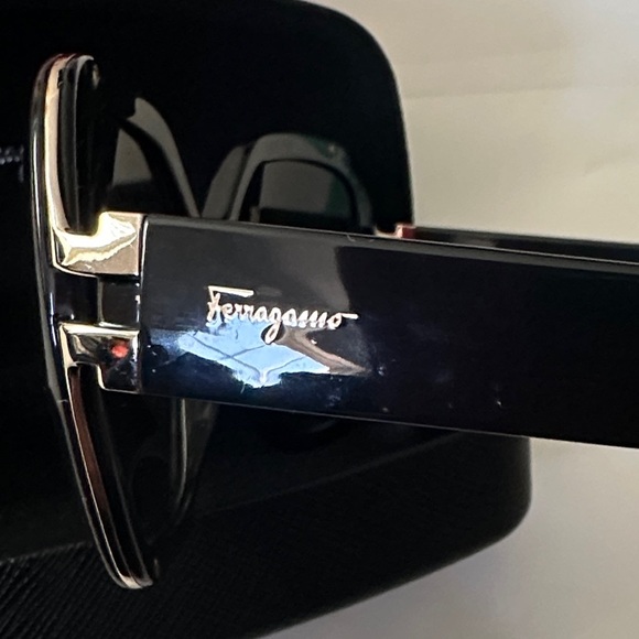 Salvatore Ferragamo Elegant Black Sunglasses - Picture 10 of 13